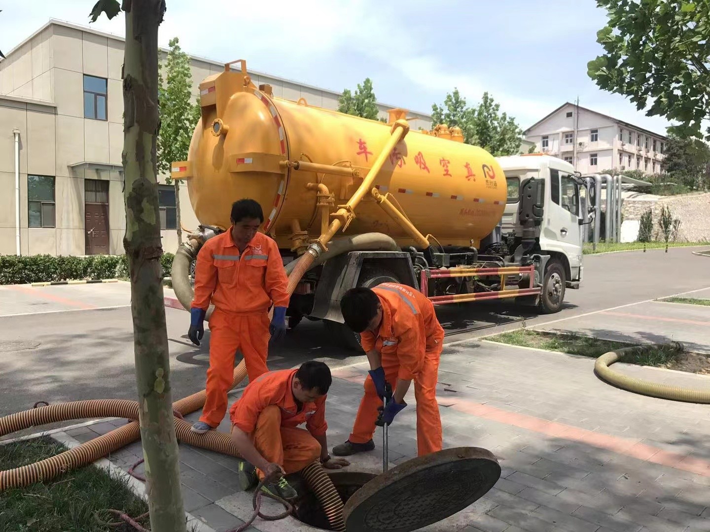 运河管道疏通车停在窨井附近