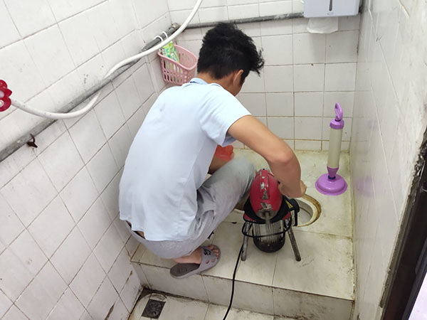 运河肥皂掉到马桶里把马桶堵住了怎么办？马桶堵住了怎么办